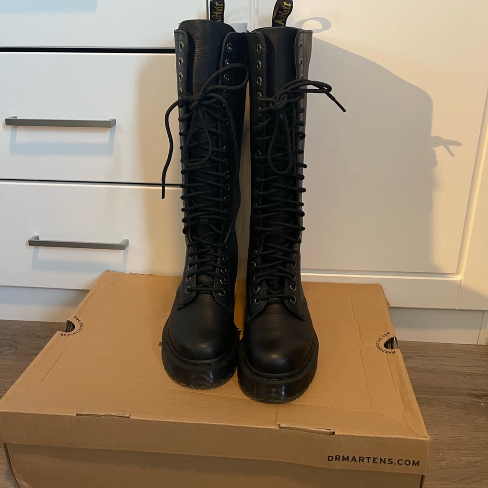 1b60 Dr. Martens
